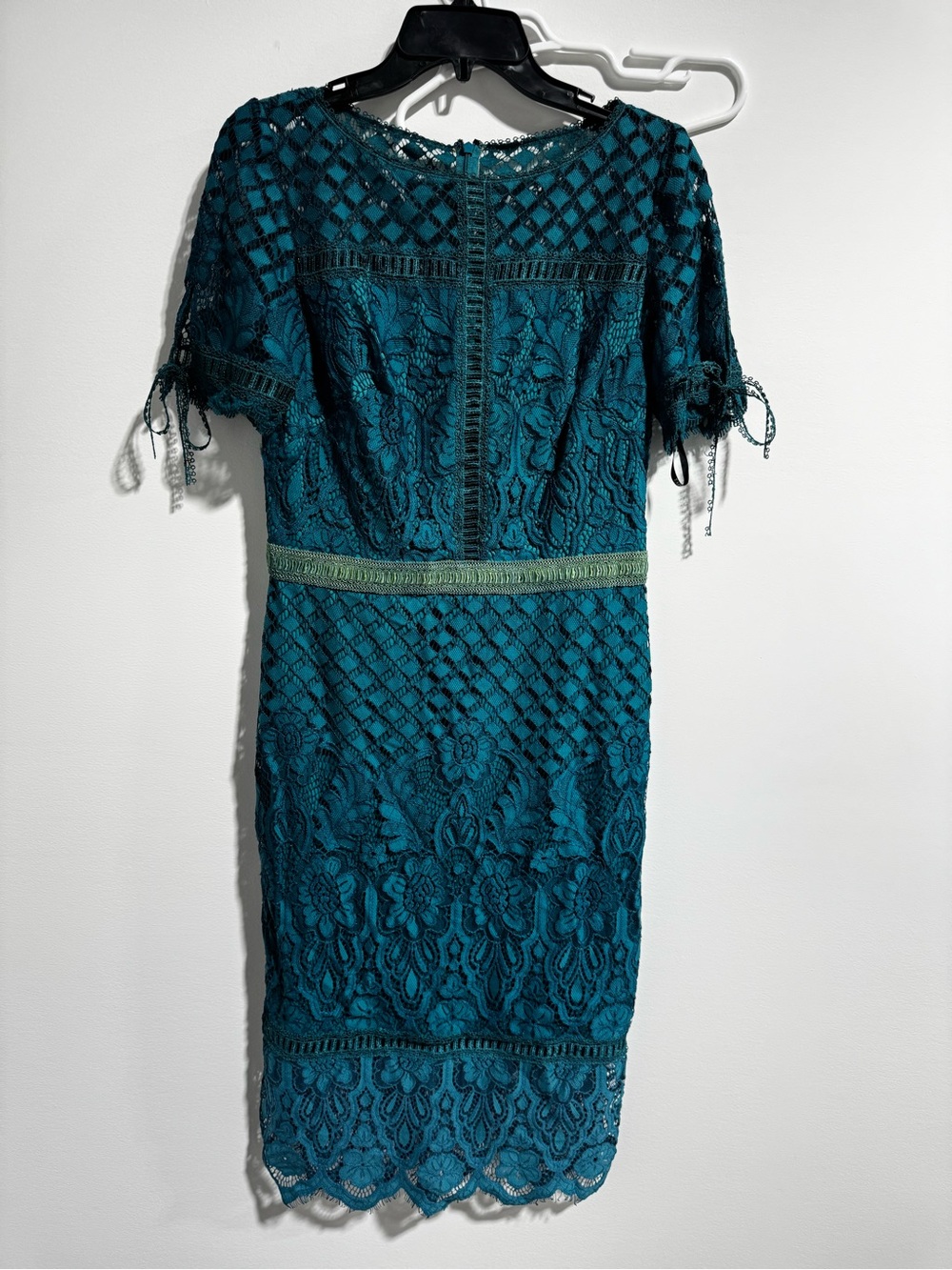 TADASHI SHOJI | Short Sleeve Lace Elegant Dress
- Green Turquoise 6
